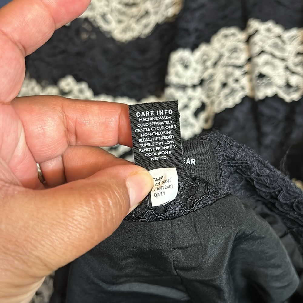 Who What Wear beautiful Black & White floral lace skirt. Size 18 - Picture 7 of 9